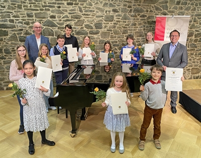 Es ist eine schöne Tradition, dass Landrat Marco Voge und Altenas Bürgermeister Uwe Kober die beim Regionalwettbewerb „Jugend musiziert“ erfolgreichen Jugendlichen aus dem Märkischen Kreis auszeichnen. Foto: Alexander Bange / Märkischer Kreis