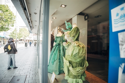 © Brüder Grimm Festspiele Hanau / Hendrik Nix - Die Stücke der Brüder Grimm Festspiele sind im Amphitheater zu sehen - besondere Kostüme ab sofort in der Innenstadt von Hanau. Im Schaufenster des ehemaligen Kunstkaufladens Tacheles (Nürnberger Str. 31).