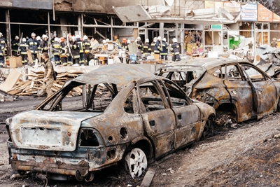 Ausgebrannte Autos und ein zerstörtes Haus nach einem Angriff auf Winnyzja im Juli 2022