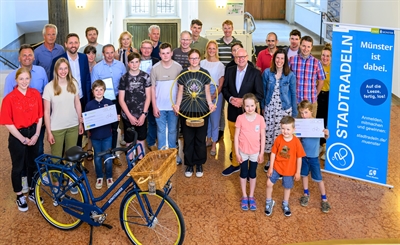 Oberbürgermeister Markus Lewe und Stadtbaurat Robin Denstorff danken den lokalen Preisträgerinnen und Preisträgern der Stadtradeln-Saison 2023 für ihr außergewöhnliches Engagement. 