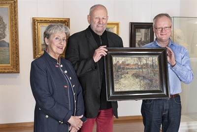 Horst und Jutta Müller-Tenckhoff überreichten Dr. Bernd Thier (r.) vom Stadtmuseum das Gemälde des Malers Carl Müller-Tenckhoff. 