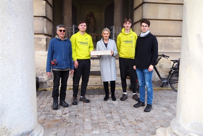 © privat - Bernhard Anzalone (v.l.n.r.), Erik Wacker, Niko Weber und Carl Beyer von der Jugendbauhütte Westfalen überreichten Bürgermeisterin Angela Stähler (Mitte) am Haus Stapel in Havixbeck den Sandstein. 