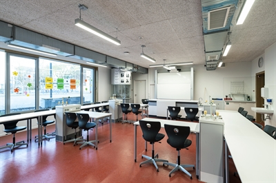 Im Zuge der Erweiterung der Erich-Klausener-Realschule sind neue Chemie- und Physikräume entstanden.