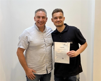Auch Julian Schakat (rechts) ist jetzt ausgebildeter Notfallsanitäter. Glückwunsche gab es unter anderem von Selattin Alptekin (links), Ausbildungskoordinator Rettungsdienst beim Märkischen Kreis. Foto: Märkischer Kreis