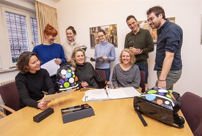 Kulturrucksack-Jury Die Kulturrucksack-Jury erarbeitet das kreative und künstlerische Programm für 2024: (v.l.) Carolin Ischinsky (Schulaufsicht), Sarah Giese (Sprecherin und Sprecherzieherin), Kim Wessel, Frauke Schnell und Josephine Schumann (Kulturamt), Martina Lückener (bildende Künstlerin), Bernd Gaußelmann-Reinhardt (Stadtteilhaus Lorenz-Süd, Begegnungshaus 37 Grad), Daniel Huhn (Filmwerkstatt).