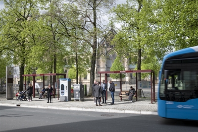 Seit Anfang Januar lässt die Stadt Münster 675 Buswartehallen im Stadtgebiet durch neue ersetzen. Rund 300 Hallen sind bereits ausgetauscht – darunter auch die beiden am Domplatz.