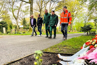 SIH, Stadt und Pro Integration kooperieren auf dem städtischen Waldfriedhof (v.l.): Friedhofsverwalter Markus Falk, Christophe Hessling, Markus Schnitker, Patrik Wunner (alle Pro Integration) und Ulrich Muschiol (SIH).