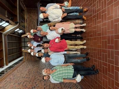 © Kreishandwerkerschaft Hellweg-Lippe - Die Mitglieder des Betriebsausschusses der KBS stehen für ein Gruppenfoto auf einer Treppe im BBZ in Soest. 