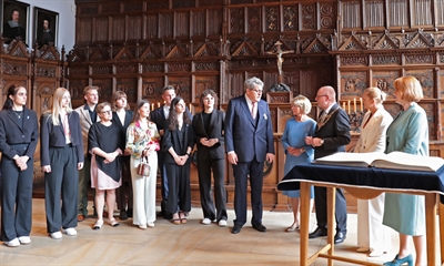 Oberbürgermeister Markus Lewe und seine Ehefrau Maria (Dritter und Vierte v. r.) empfingen Lisa Paus (v. r.), Bundesministerin für Familie, Senioren, Frauen und Jugend, Polens Ministerin für Bildung Barbara Nowacka, Dr. Reinhard Zinkann (1. Vorsitzender des Vorstandes der WWL) und eine Delegation des Deutsch-Polnischen Jugendwerks im Friedenssaal im Historischen Rathaus.