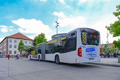 © Stadt Hanau / Moritz Göbel - Der 18 Meter lange Gude Hanau-Bus fungiert neben der Personenbeförderung auch als Appetitmacher für vielfältige Erlebnismöglichkeiten in Hanau wie das Hafenfest am 29. Juni 2024.