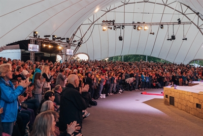 © Brüder Grimm Festspiele / Hendrik Nix - Großartige Stimmung und stehende Ovationen im ausverkauften Amphitheater.