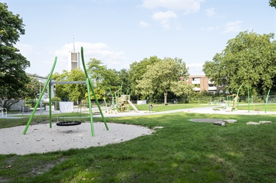 Neue Spiel- und Sportgeräte in einheitlicher Optik stehen jetzt auf dem neu gestalteten Spielplatz am Hamannplatz in Coerde.  