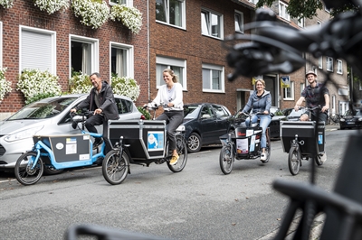 Mit dem Lastenrad bringen die Fachkräfte der „Frühen Hilfen“ Angebote für junge Familien in Münsters Stadtteile.