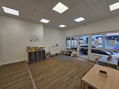 Das Ladenlokal an der Burgholzstr. 35 hat sich in eine Spiel- und Lernstube für Kinder ohne Kita-Platz verwandelt.