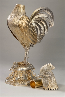 Das goldene Trinkgefäß, der aus einem Nachlass in die Sammlung des Stadtmuseums gelangt ist und dem Goldenen Hahn aus dem Friedenssaal ähnelt, in seinen Einzelteilen. 