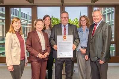 Übergabe Charta Vereinbarkeit Beruf und Pflege