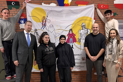 Ein XXL-Poster zeigt einige der Motive, die die Schülerinnen und Schüler gestaltet haben