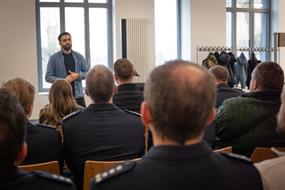Oliver Brenn, Leiter des Geschäftsbereichs Kultur und Archiv, führt Beamtinnen und Beamte der Kreispolizei Borken durch die Ausstellung
