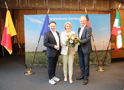 Landrat Dr. Kai Zwicker (li.) und Kreisdirektor Dr. Ansgar Hörster in seiner Funktion als Kreiswahlleiter (re.) gratulierten Anne König. Sie erhielt die meisten Stimmen im Wahlkreis 125 (Borken II).