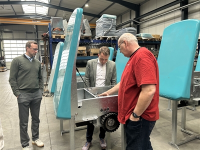 Wirtschafsförderer Michael Terhörst und Bürgermeister Dr. Tom Tenostendarp erhielten aufschlussreiche Einblicke in die Produktion der BETEBE GmbH.