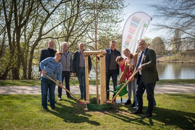Am Aasee wurde der neue Baum im Rahmen des Nachhaltigkeitspreises gepflanzt