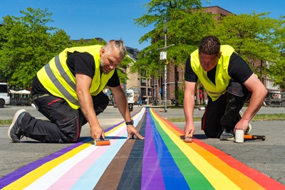 Aufbringen des „Regenbogen-Zebrastreifens“
