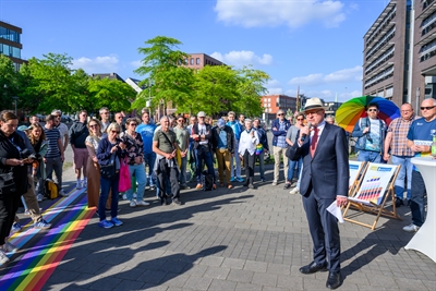 „Zebrastreifen“ in Regenbogenfarben 